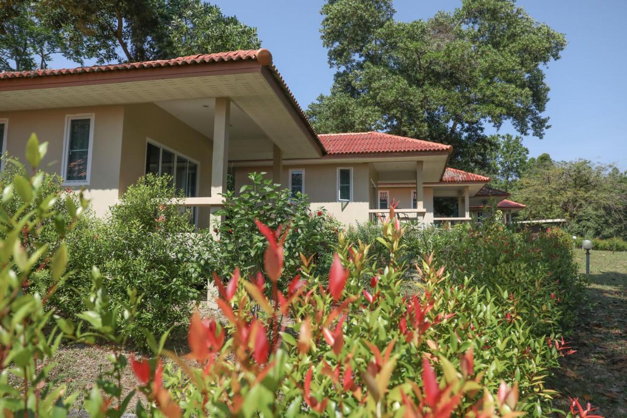 Baansukjai Bungalows Ranong Exterior photo