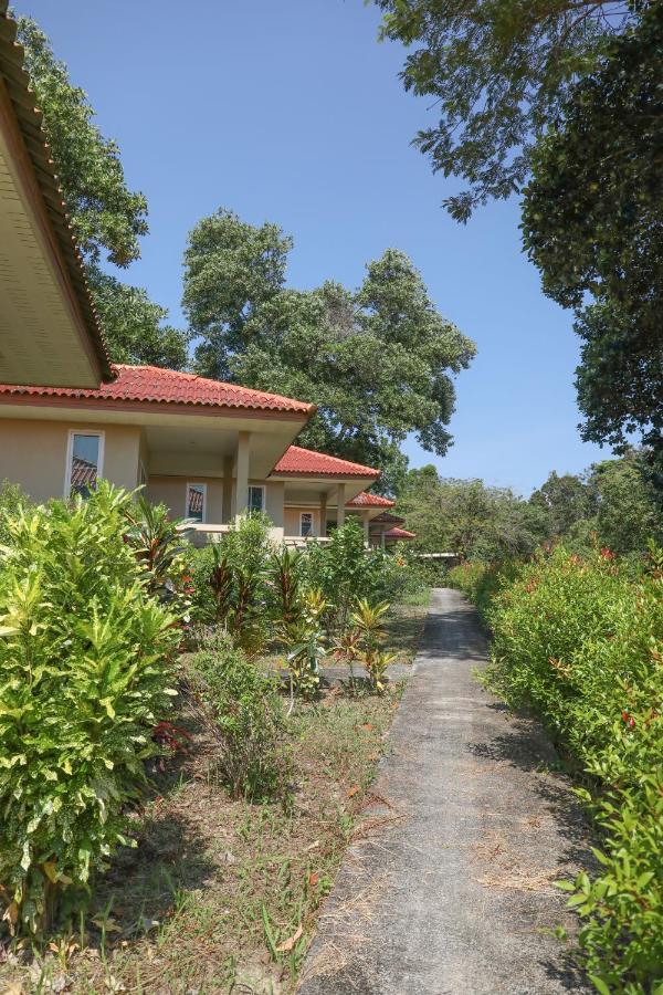 Baansukjai Bungalows Ranong Exterior photo